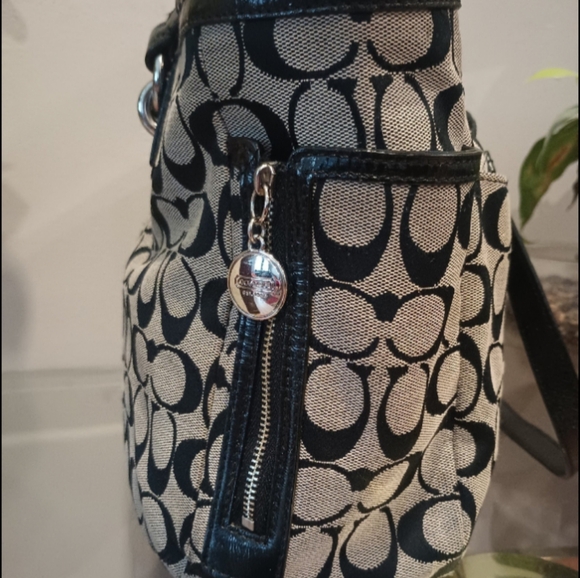 🛑🛑SOLD🛑🛑Coach Black and Gray Gallery Signature Tote - Picture 4 of 12